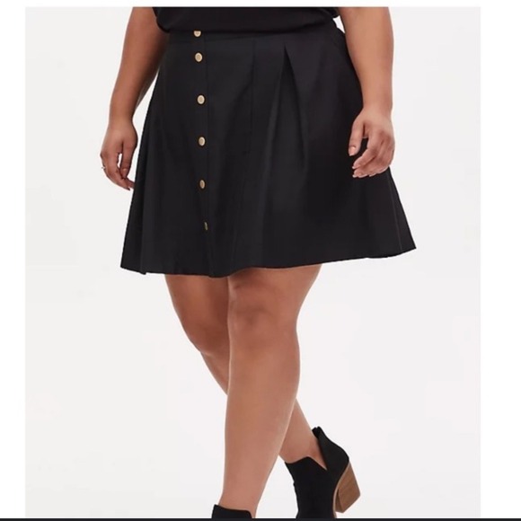 NWT Torrid Women's Size 1 (14/16) Black Pleated A-Line Snap Front Mini Skirt - Picture 1 of 6
